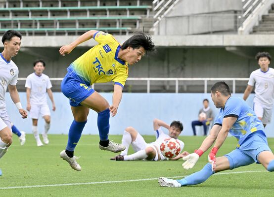 前半26分、栃木ＳＣのＦＷ星野（中央）が先制となるシュートを決める＝県グリーンスタジアム、広瀬華撮影
