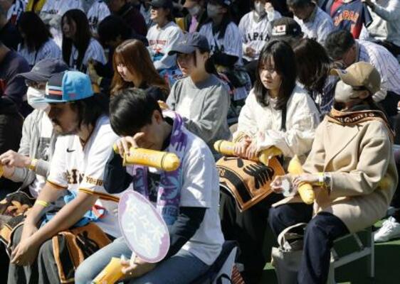 WBC準々決勝のPV会場で、日本がベネズエラに敗れてぼうぜんとする人たち=15日午後、東京都墨田区