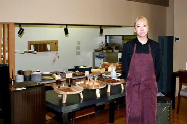 佐藤代表と店内