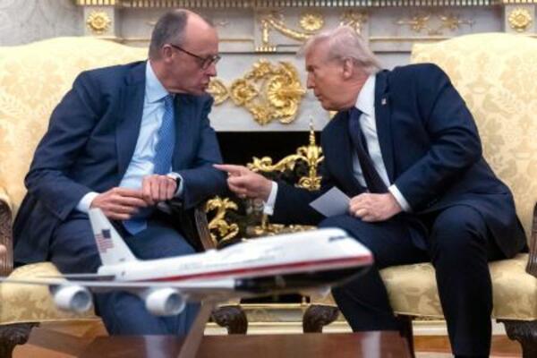 会談するトランプ米大統領(右)とドイツのメルツ首相=3日、ホワイトハウス(AP=共同)