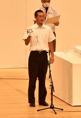 番号札を掲げる文星付の入江主将＝大阪市のフェスティバルホール