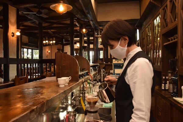 開店に向け準備を進めるスタッフ