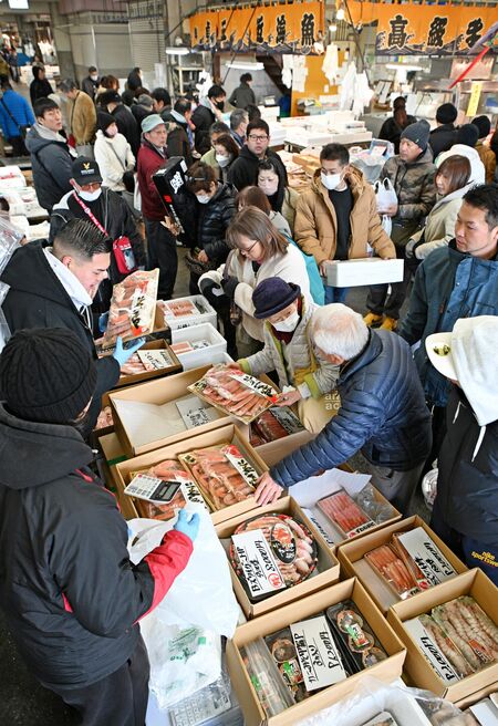 正月用食材などを品定めする大勢の買い物客＝27日午前８時25分、宇都宮市簗瀬町