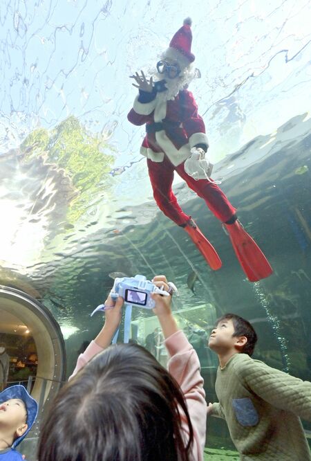 来園客の目をくぎ付けにした水中マスク姿のサンタクロース＝７日午前11時25分、大田原市佐良土
