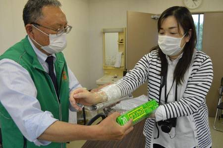 新聞紙を折りたたんで食品用ラップを巻けばけがをした時の添え木代わりになる