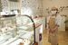 店内に立つ酒井さん