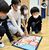 ジャンボかるた取りを楽しむ児童たち