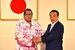 さくら市の花塚隆志市長（右）から祝福される生田目関＝１日午前、同市氏家