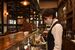 開店に向け準備を進めるスタッフ