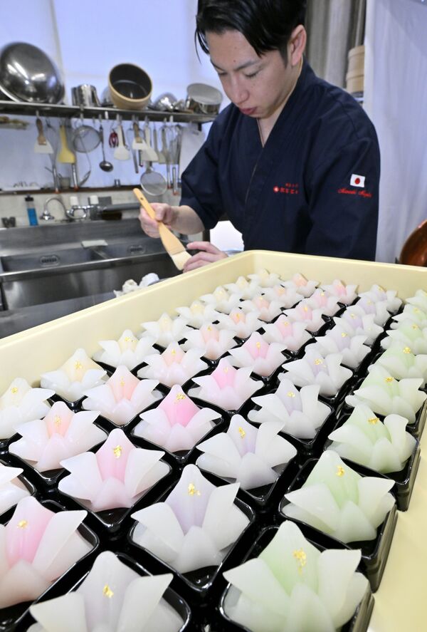 ずらりと並んだカラフルなういろう＝30日午前11時５分、真岡市並木町