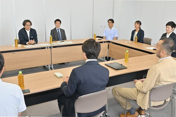 下野新聞社を訪れ懇談する野々村チェアマン（左奥）＝29日午後３時５分、宇都宮市昭和１丁目