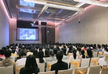 ミャンマー・ヤンゴンで開かれた映画「荒野に希望の灯をともす」の上映会。多くの若者らが作品に見入った＝２０２４年１月（ジェイサット提供）
