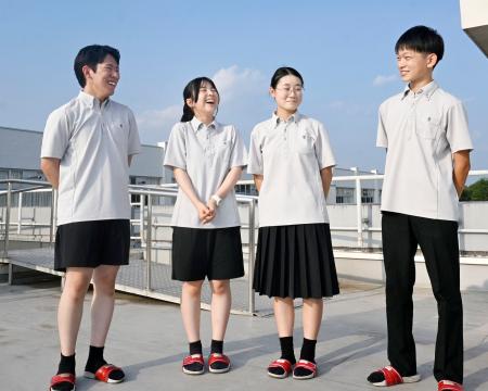 　栃木県立宇都宮東高・付属中で、ハーフパンツの制服を着用した生徒（左の２人）
