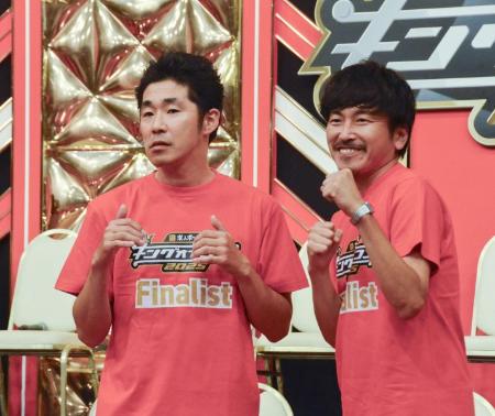 不機嫌な表情を見せる「しずる」の池田一真(左)と笑顔の純=東京都港区