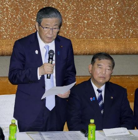 消費税減税に反対の森山裕幹事長（左）＝７月２８日、東京・永田町の自民党本部