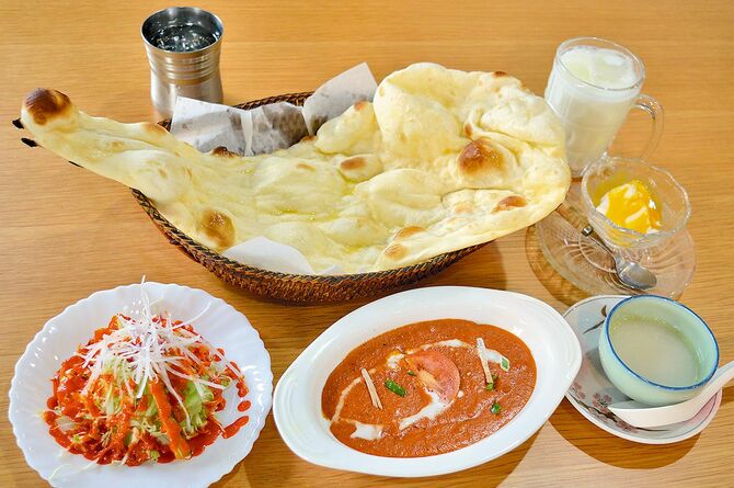 「お好きなカレーセット」は、大きなナンとサラダ、デザート、ドリンク付き