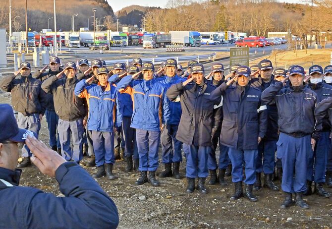 活動を終え、解散式で敬礼する本県の緊急消防援助隊＝10日午後５時10分、那須町豊原丙