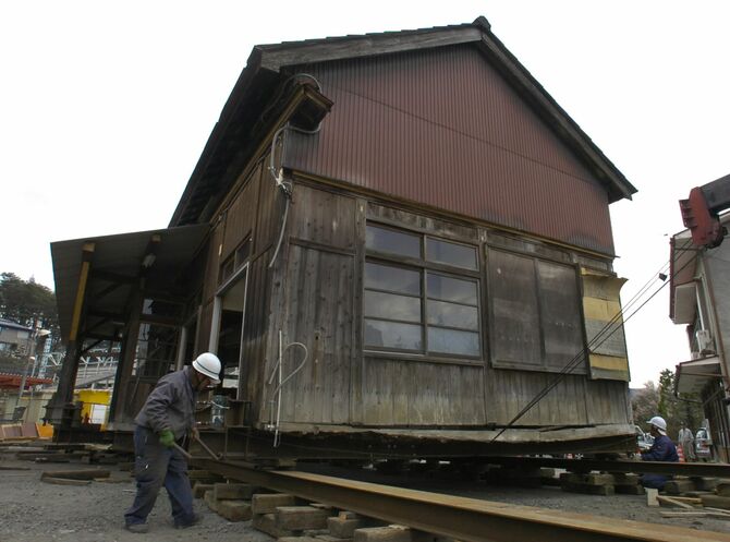 ひき家工法で約40メートル移設される下小代駅の駅舎