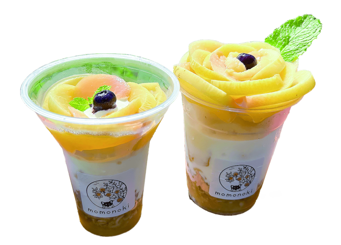 品種の違いによって見た目や味わいも変化する「桃パフェ」(左)と「桃づくしパフェ」