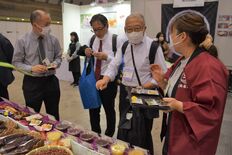 足銀取引先の食品ＰＲ　展示商談会に11社参加