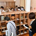 げた箱に絵や彫刻　大田原で第10回記念展　芸術家たちが122点出品