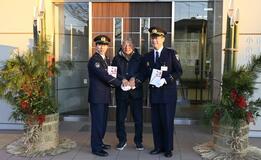 消防と警察署に手作り門松寄贈