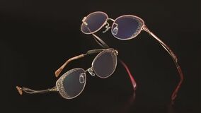 HOYA/メガネレンズ面に装飾を施す超精密レーザー加工技術を開発