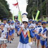 軽快な曲で無事故啓発　石上小児童が２キロに渡りパレード