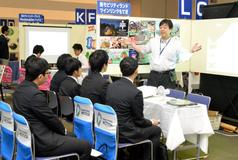 １３社説明に学生真剣　宇都宮　しもつけ就職ガイダンス