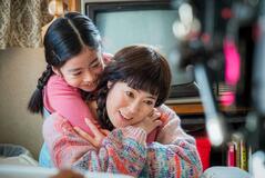 知的障害の母と娘との愛情描く