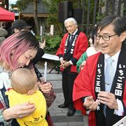 渋谷でとちあいか無料配布　500個が5分で終了、若者行列　知事やタレントが栃木のイ…