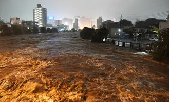 濁流が渦を巻くように流れる田川＝2019年10月、宇都宮市千波町