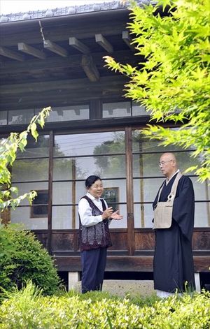 疎開先だった龍興寺を訪れ、現住職と話す阿部洋子さん。「戦争によって、どれだけの数の苦労があったのでしょう」。こぼれ落ちる涙を何度も何度もぬぐった＝５月、栃木市都賀町大柿