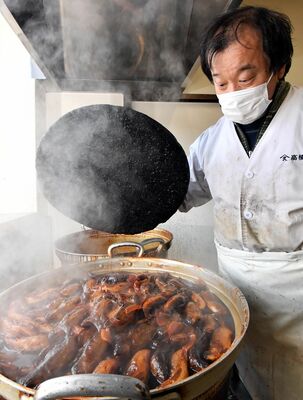大鍋で煮詰められ、あめ色に輝く「鮎甘露煮」＝２日午後２時35分、大田原市黒羽向町