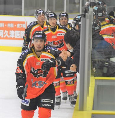 第２ピリオド17分、勝ち越しの２点目を決めてベンチの選手と喜ぶバックスの寺尾（手前）