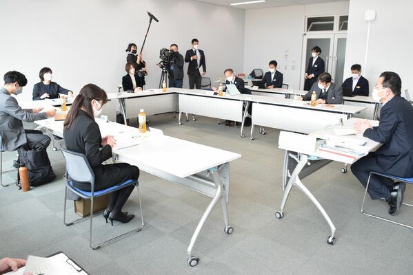 若年層の投票率向上へプランの最終案をまとめたＷＧの会合＝30日午後、県庁