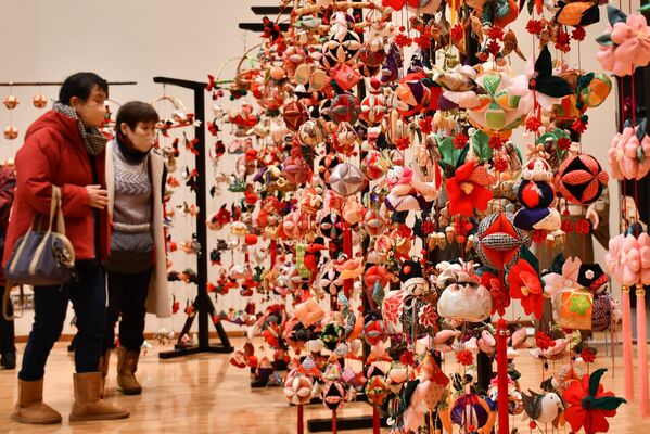つるし雛など約500点の布作品が並ぶ会場