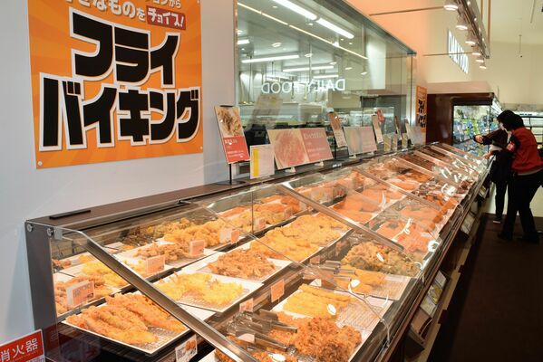 30種の揚げたてプライ総菜が並ぶ「フライバイキング」コーナー＝18日午後、大田原市