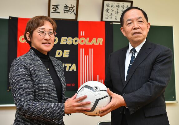 来春始動の矢板中央高女子サッカー部監督に就任する手塚さん（左）と五味田校長＝矢板中央高