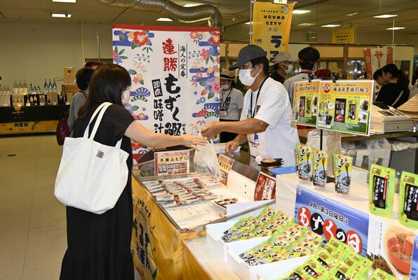 東武宇都宮百貨店宇都宮本店で始まった「うるま物産展」＝１日午後、宇都宮市