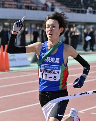 那須塩原Ａの５区添田（那須拓陽高）が往路優勝のゴールテープを切る＝ニッコークリエートスポーツフィールドとちぎ、磯真奈美撮影