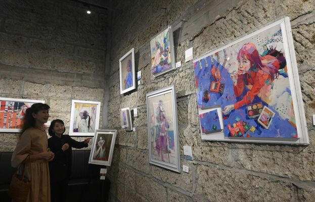 大谷石の壁面に並ぶ古河原さんの作品