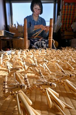 緻密な手作業で作られる「辰」のきびがら細工＝18日午前10時50分、鹿沼市村井町