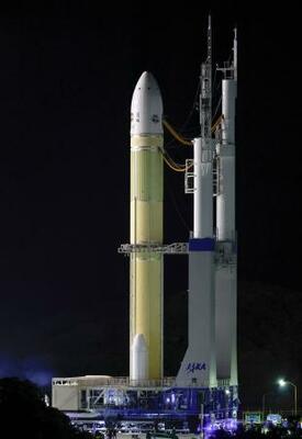 発射地点に移動するH3ロケット8号機=16日夜、鹿児島県の種子島宇宙センター