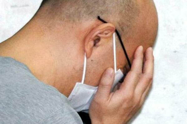 　送検のため警視庁綾瀬署を出る粟津彰容疑者＝９日午前７時３８分