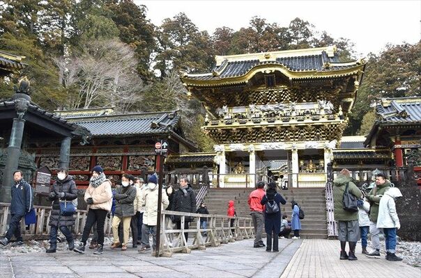 参拝者が行き交う東照宮の境内