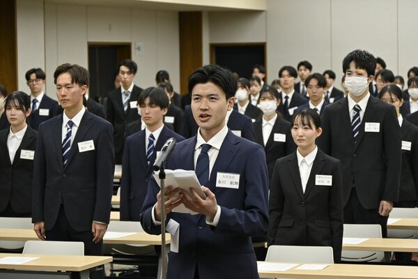 入行式で答辞を述べる足利銀行の新入行員（中央）＝１日午前、宇都宮市