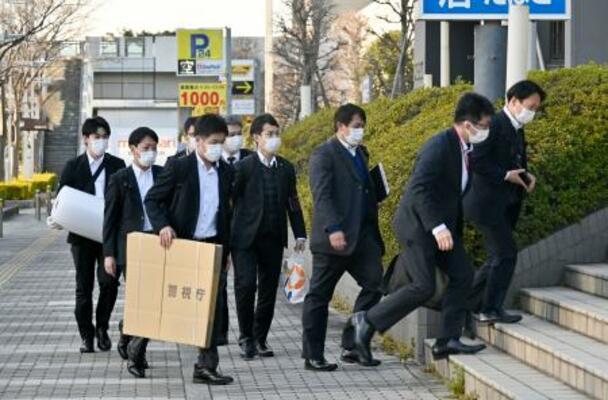 家宅捜索のため、運営会社の前社長が経営する千葉市の会社に入る警視庁の捜査員ら=19日午後4時23分