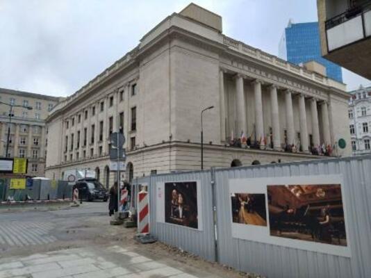 　ショパン国際ピアノ・コンクールの会場周辺には、過去のコンクールの演奏写真が貼られていた