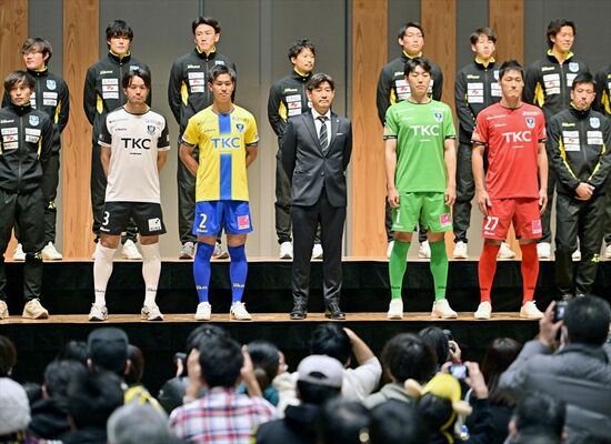 ファンの前で披露された２０２４シーズンの新ユニホーム＝宇都宮市内